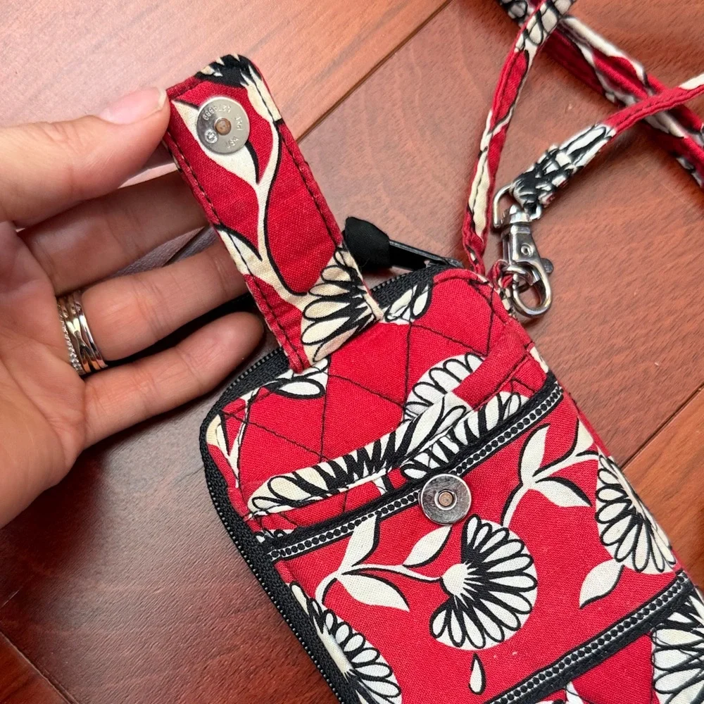 Vera Bradley disco Daisy - Red and White Floral Wristlet and Lanyard